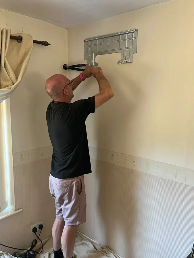 Mounting plate being fixed for an indoor air conditioning unit